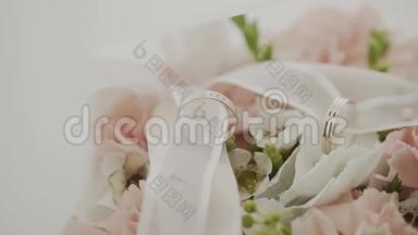 有<strong>结婚戒</strong>指的婚礼花束放在桌子上。